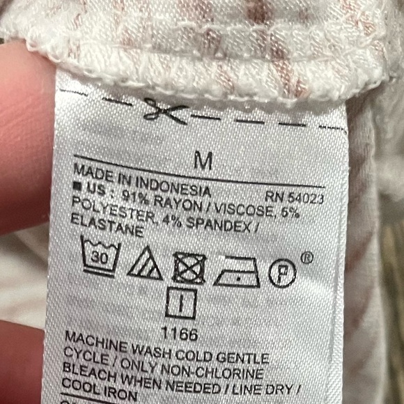 Old Navy Luxe Tank Top Sleeveless V-Neck Lightweight Casual Striped Cream Medium - Picture 3 of 4